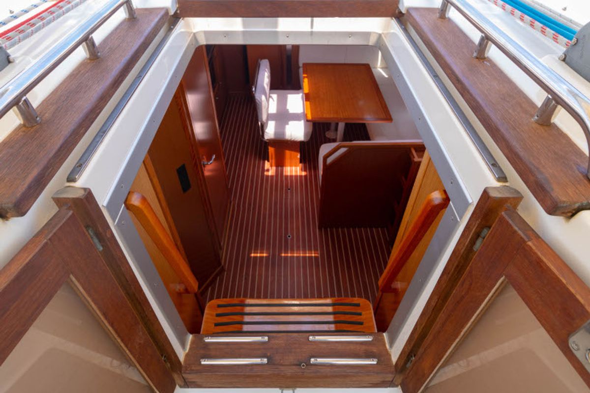 Salon of Ginevra, a Bavaria 40 Cruiser sailboat at Palermo, Italy