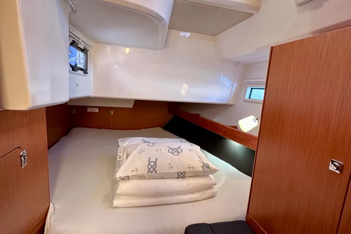 Cabin on Sapphire, a Bavaria Cruiser 41 sailboat at Općina Sukošan, Croatia