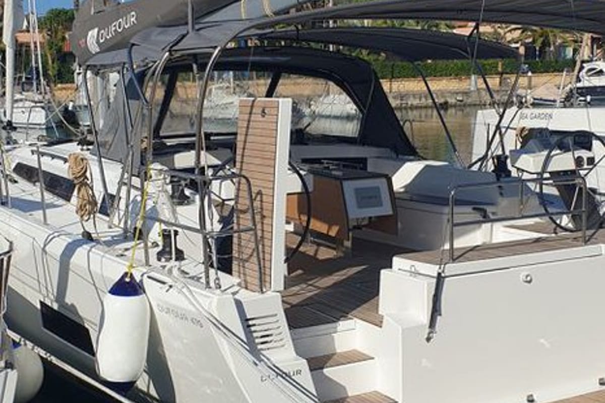 Exterior view of Valchiria, a Dufour 470 sailboat at Tonnarella, Italy