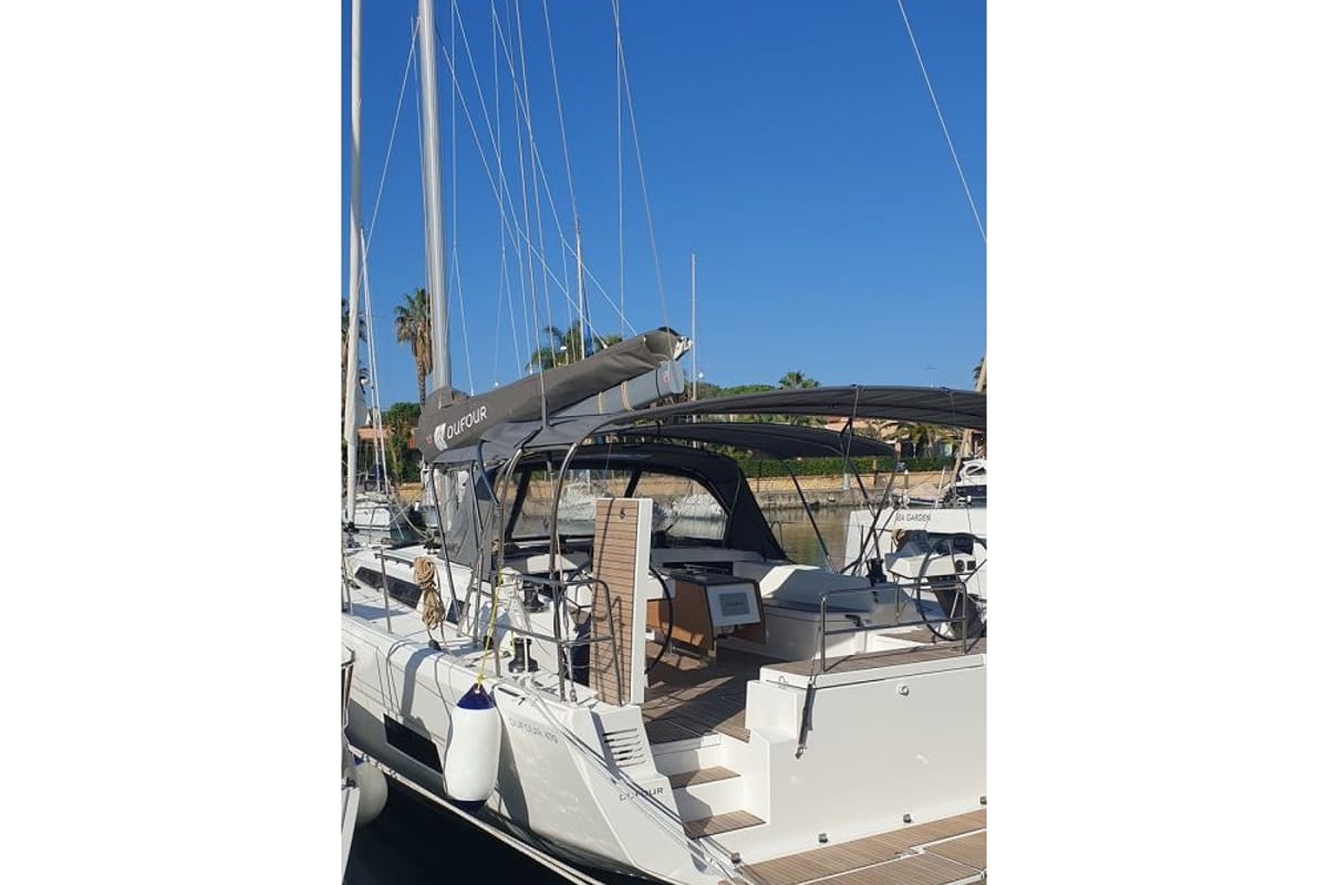 Exterior view of Valchiria, a Dufour 470 sailboat at Tonnarella, Italy