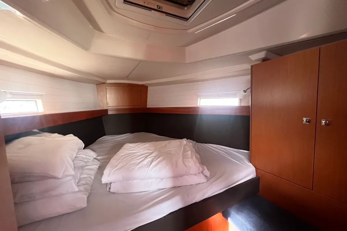 Cabin on GITA, a Bavaria Cruiser 37 sailboat at Općina Sukošan, Croatia