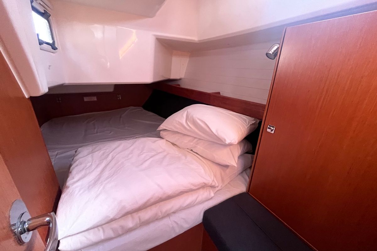 Cabin on GITA, a Bavaria Cruiser 37 sailboat at Općina Sukošan, Croatia