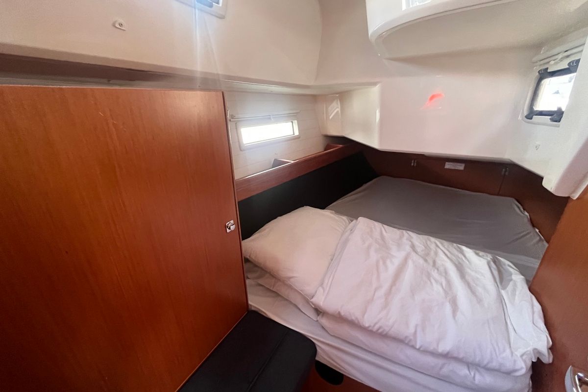 Cabin on GITA, a Bavaria Cruiser 37 sailboat at Općina Sukošan, Croatia