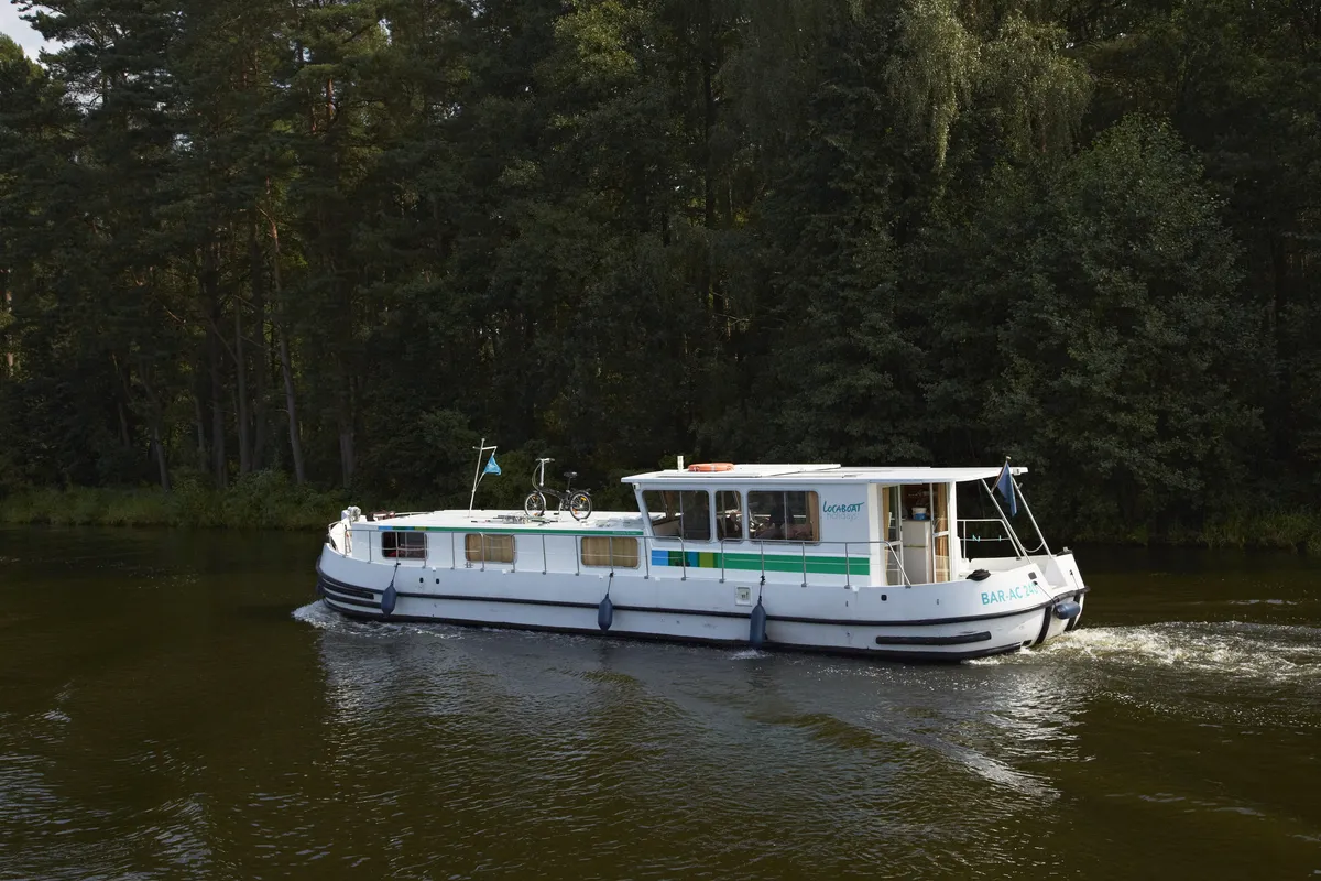 Exterior view of 1500R-6, a Pénichette 1500R motorboat at Lattes, France