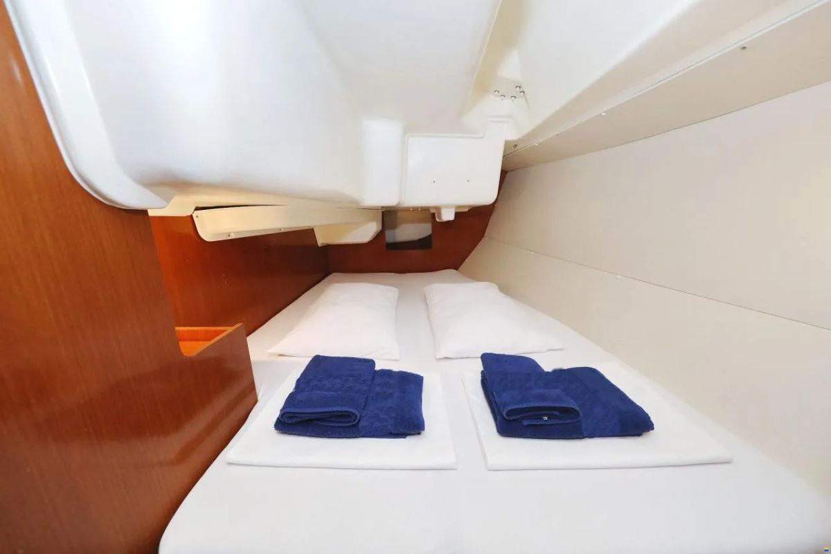 Cabin on Star Elisabeth , a Beneteau Oceanis 34 sailboat at Punat, Croatia