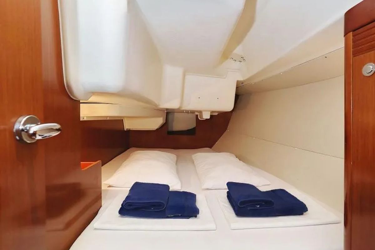 Cabin on Star Elisabeth , a Beneteau Oceanis 34 sailboat at Punat, Croatia