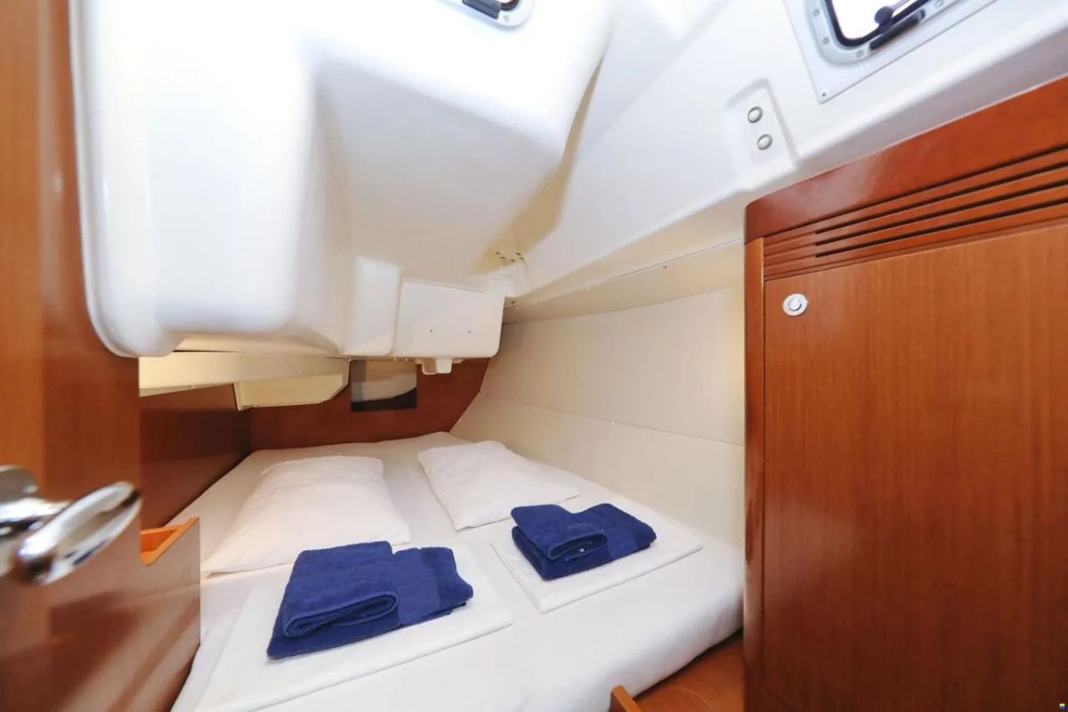 Cabin on Star Elisabeth , a Beneteau Oceanis 34 sailboat at Punat, Croatia