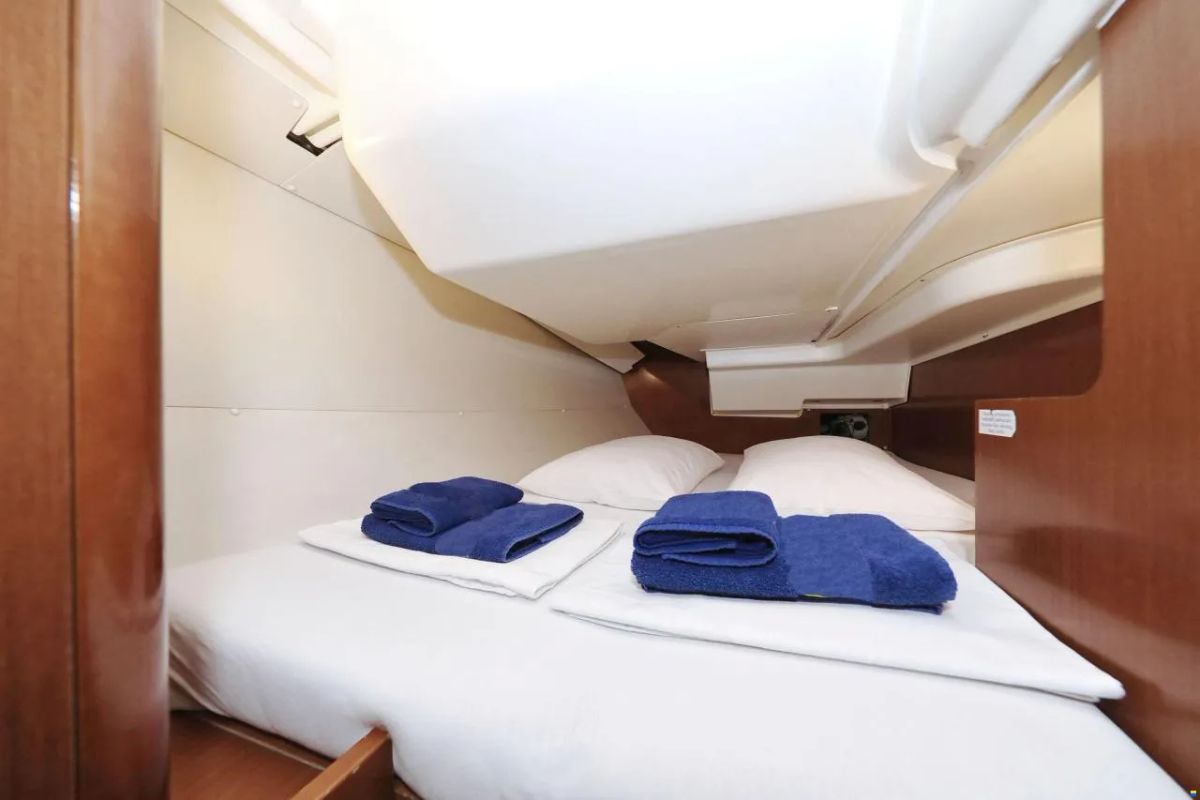 Cabin on Star Elisabeth , a Beneteau Oceanis 34 sailboat at Punat, Croatia