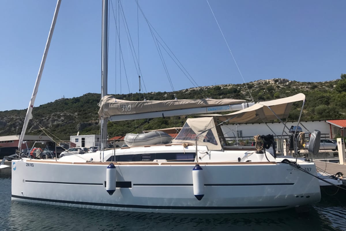 Salon of Mio, a Dufour 310 GL sailboat at Primošten, Croatia