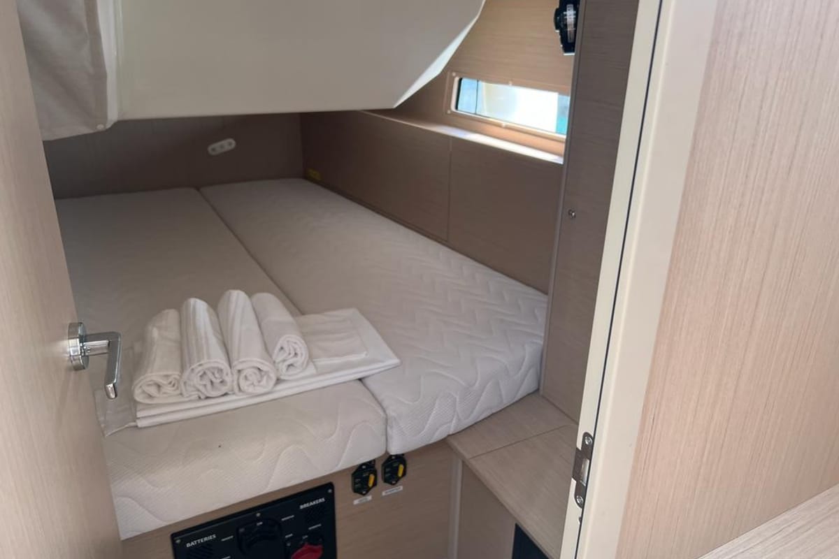 Cabin on Rosalba, a Beneteau Oceanis 40.1 sailboat at Capo d'Orlando, Italy