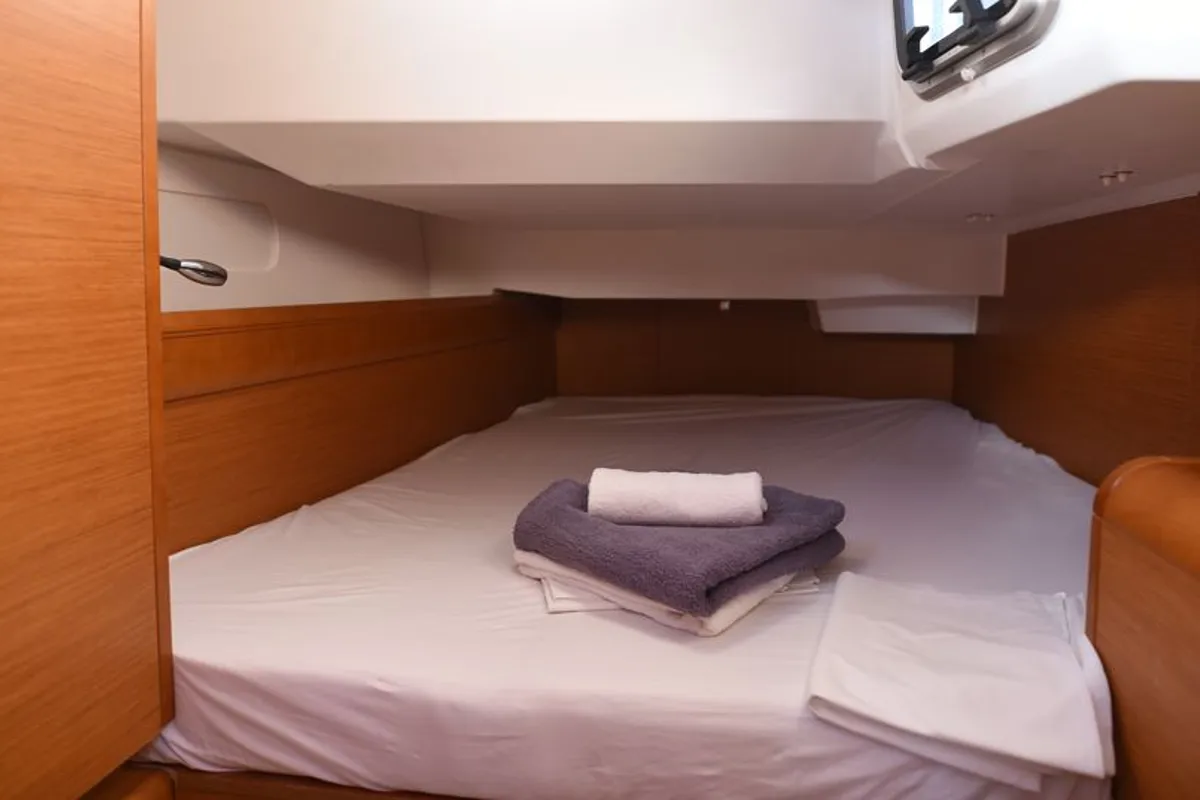 Cabin on Eione, a Jeanneau Sun Odyssey 419 sailboat at Volos Municipality, Greece