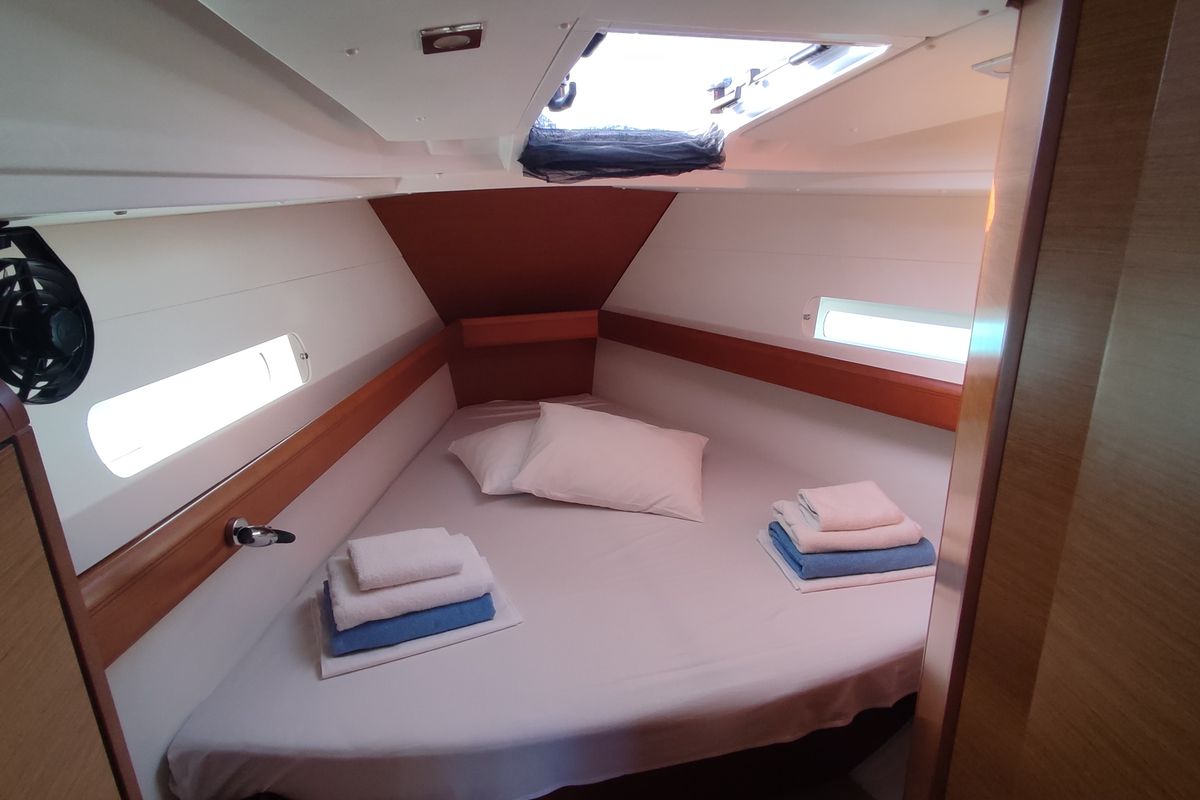 Cabin on Eione, a Jeanneau Sun Odyssey 419 sailboat at Volos Municipality, Greece