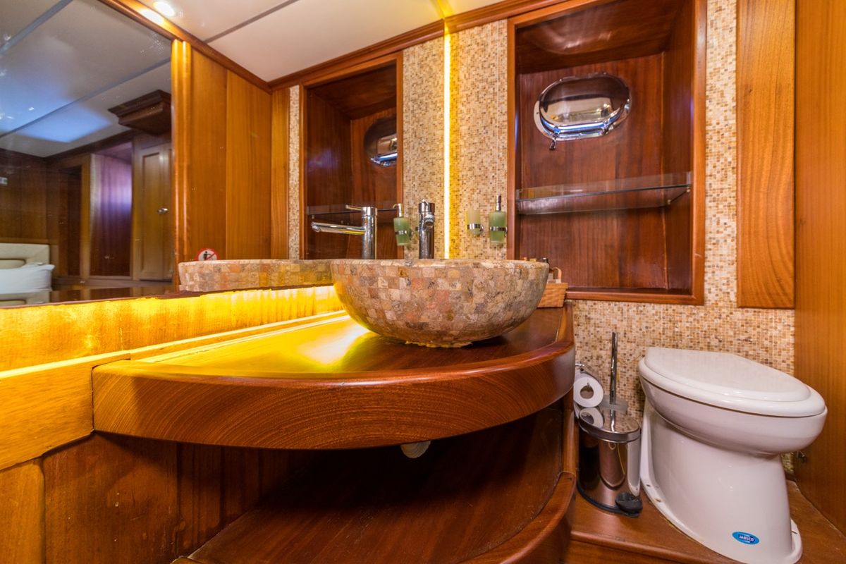 Head on Dea Del Mare, a Custom Made Dea Del Mare yacht at Bodrum, Turkey