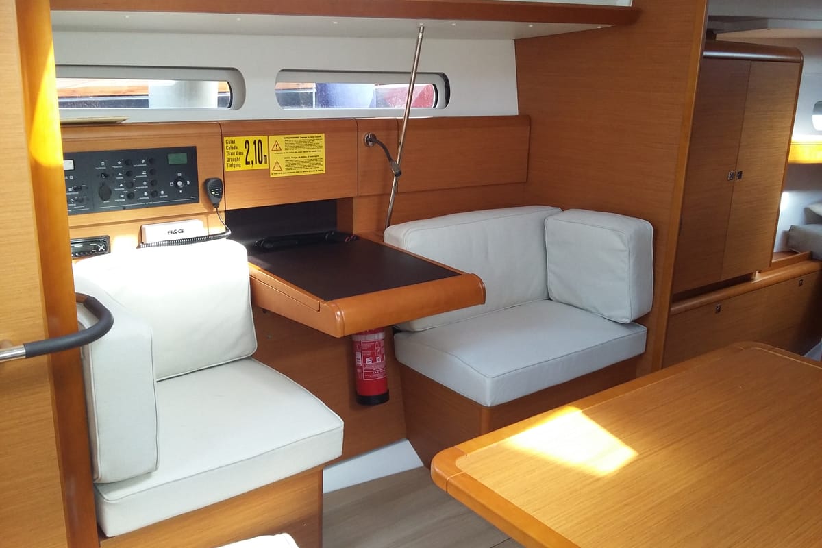 Salon of Comanegra, a Jeanneau Sun Odyssey 419 sailboat at Palamós, Spain