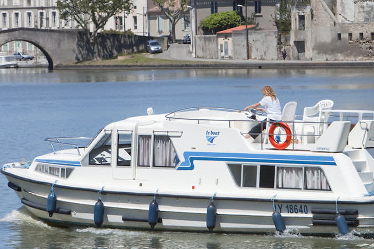 Exterior view of Continentale - Budget 8, a Cygnet Continentale motorboat at Branges, France