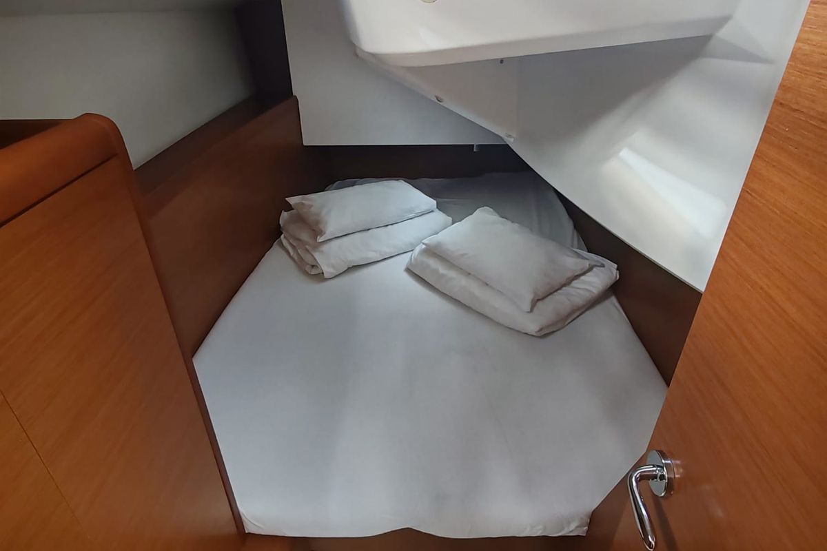 Cabin on Berry, a Jeanneau Sun Odyssey 349 sailboat at Općina Pakoštane, Croatia