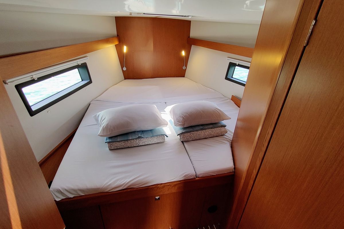 Cabin on Relax, a Bavaria C42 sailboat at Općina Sukošan, Croatia