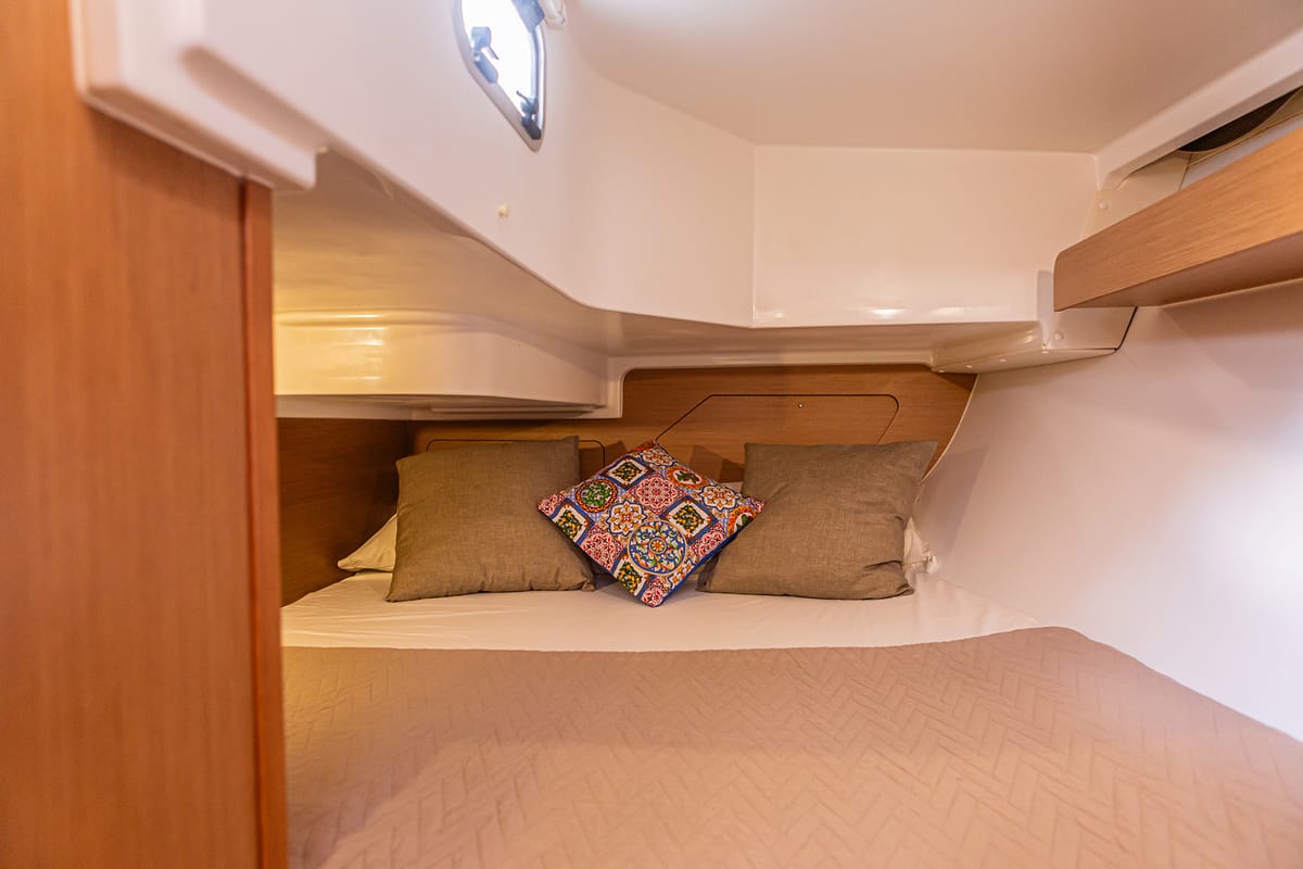 Cabin on Hija del Viento, a Jeanneau Sun Odyssey 319 sailboat at Palermo, Italy