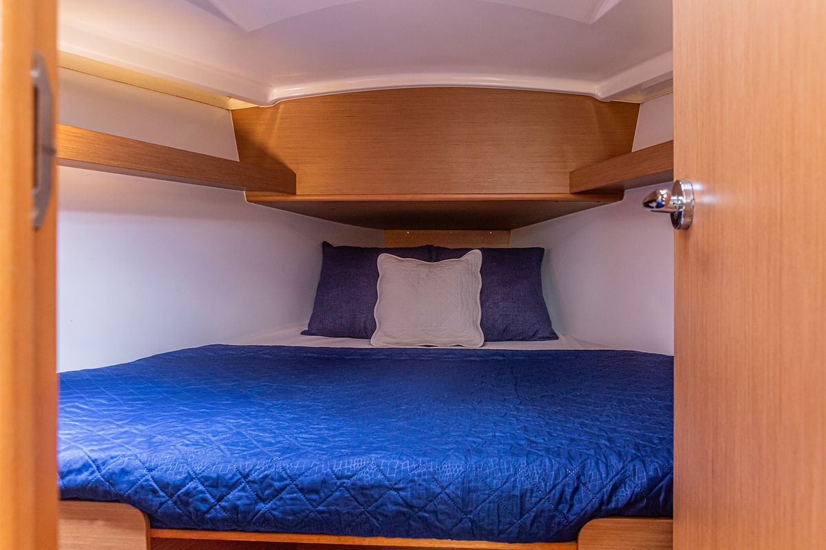 Cabin on Hija del Viento, a Jeanneau Sun Odyssey 319 sailboat at Palermo, Italy