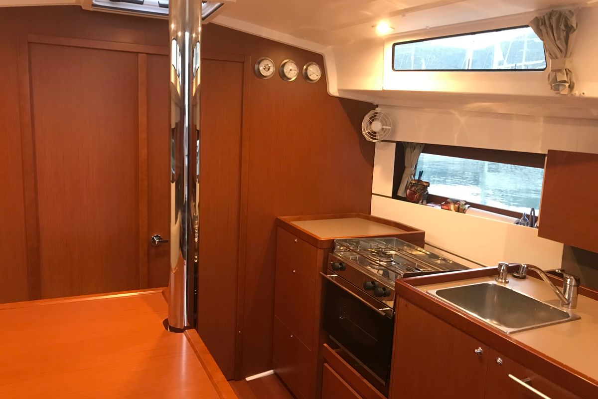 Galley of Baby Dory, a Beneteau Oceanis 38.1 sailboat at Općina Baška Voda, Croatia