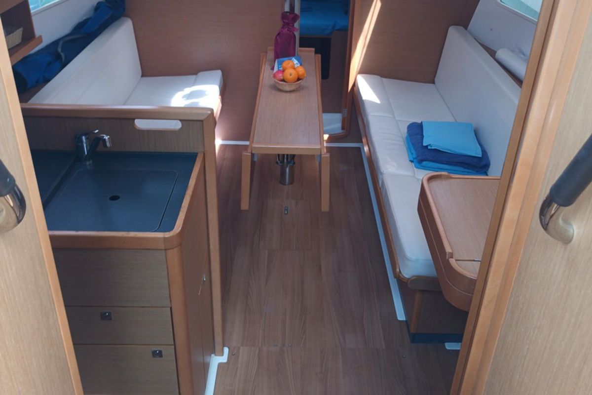 Salon of Pupatella, a Jeanneau Sun Odyssey 319 sailboat at Tonnarella, Italy