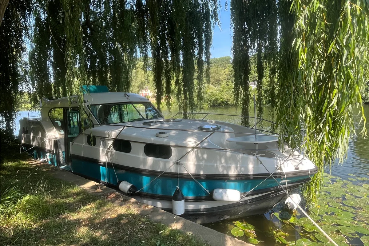 Exterior view of Adagio, a Nicols Confort 1100 motorboat at Grez-Neuville, France