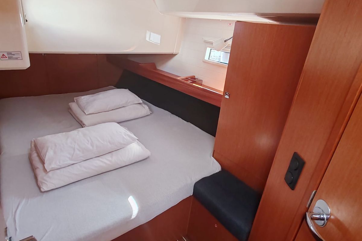 Cabin on Elara, a Bavaria Cruiser 46 sailboat at Općina Pakoštane, Croatia