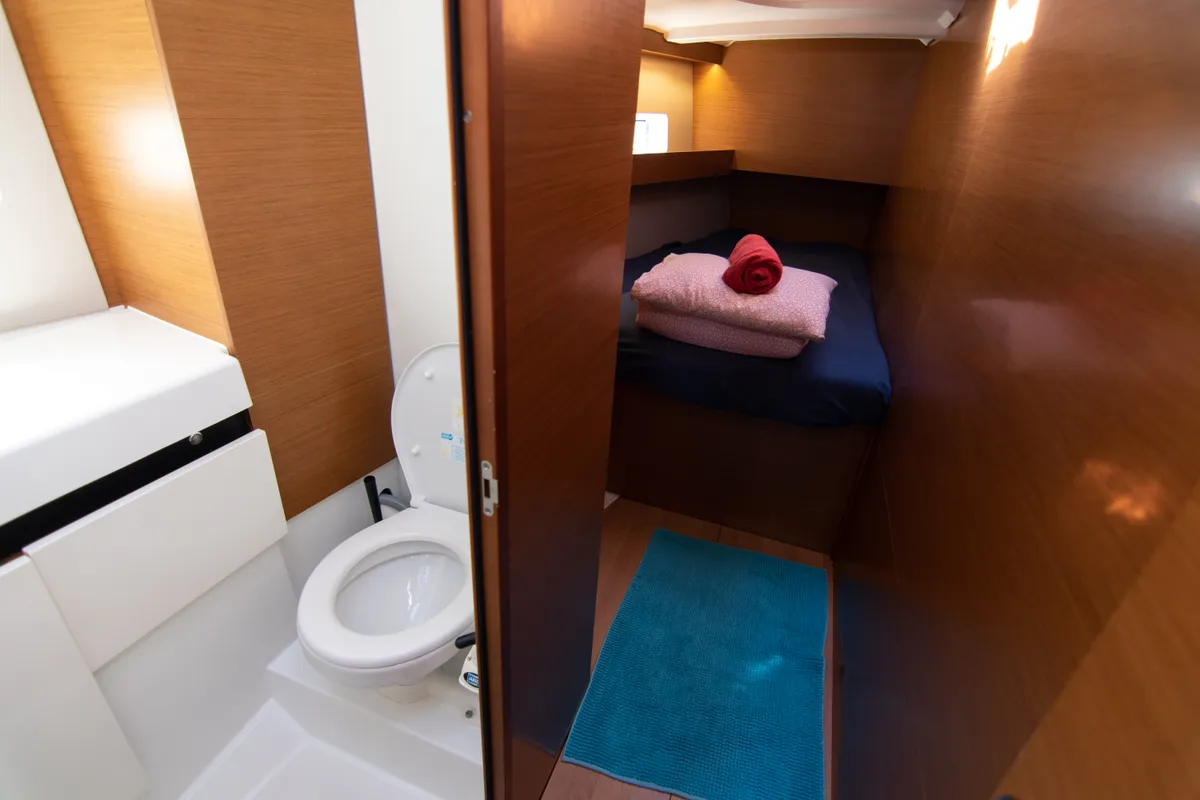 Head on Little Mia, a Jeanneau Sun Odyssey 490 sailboat at Elephant Butte Estates, United States