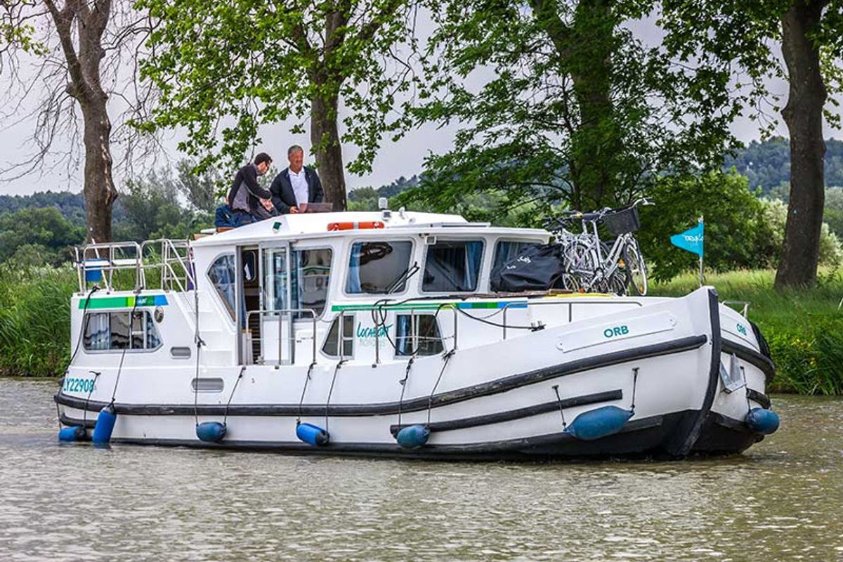 Exterior view of 1180-23, a Pénichette 1180 motorboat at Joigny, France