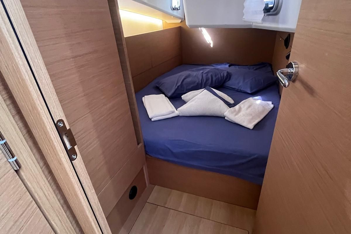 Cabin on Brasilia, a Jeanneau Sun Odyssey 410 sailboat at Cannigione, Italy
