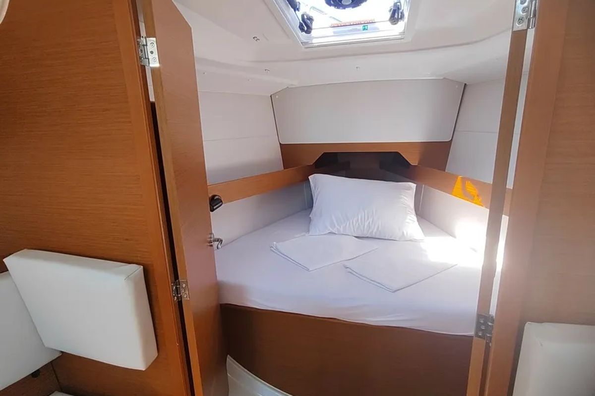 Cabin on Ninna Nanna, a Jeanneau Sun Odyssey 349 sailboat at Grad Pula, Croatia