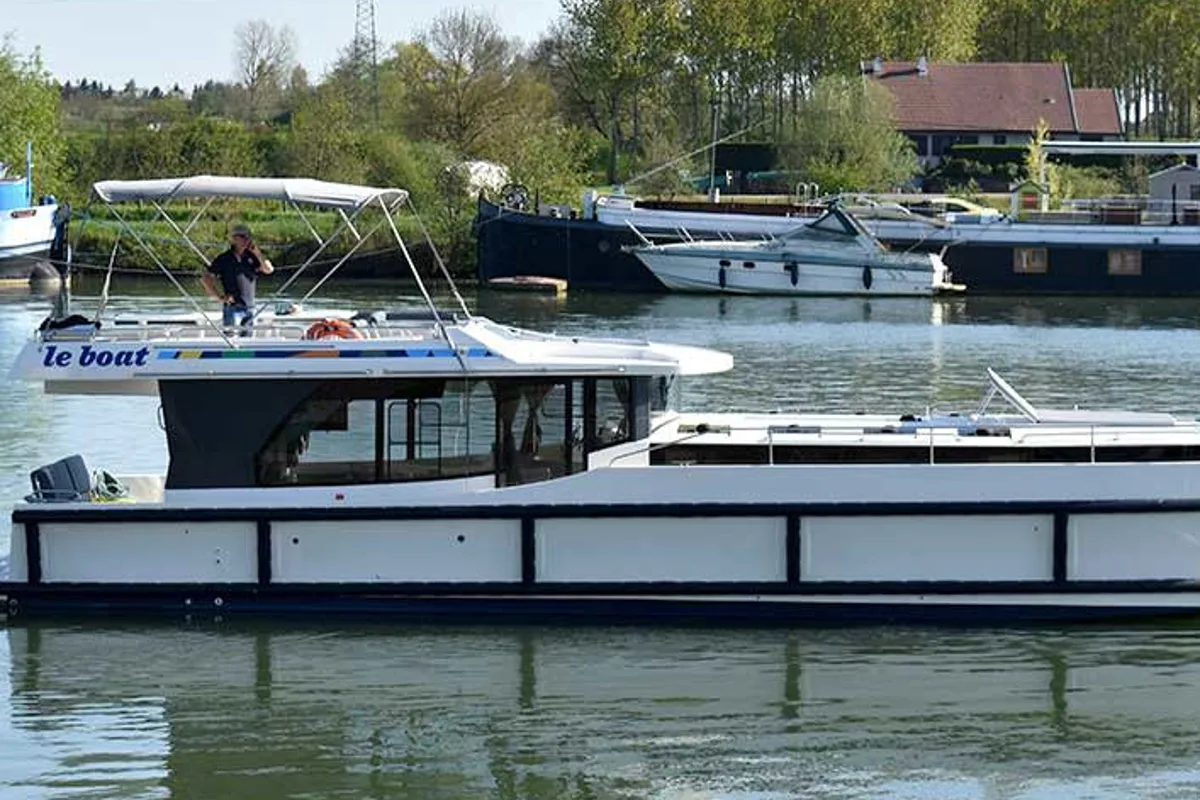 Exterior view of Horizon 5 - Premier 19, a Cygnet Horizon 5 motorboat at Hessel, United States