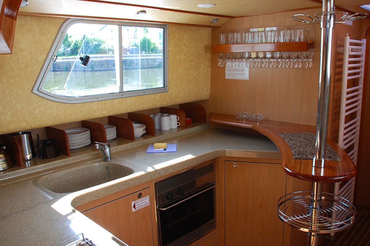 Galley of 150FB-19, a Pénichette 1500FB motorboat at Montesquieu-Lauragais, France
