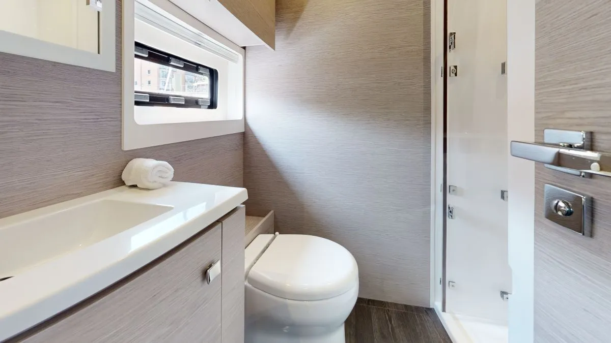 Head on La Dolce Vita, a Fountaine Pajot MY6 catamaran at Chesapeake, United States