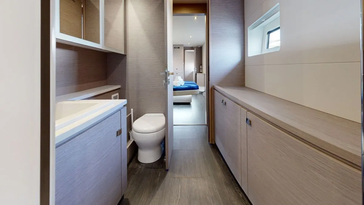 Head on La Dolce Vita, a Fountaine Pajot MY6 catamaran at Chesapeake, United States