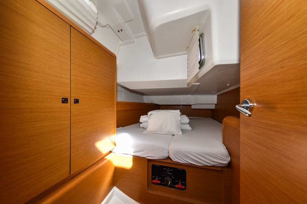 Cabin on Pižulot, a Jeanneau Sun Odyssey 449 sailboat at Općina Sukošan, Croatia