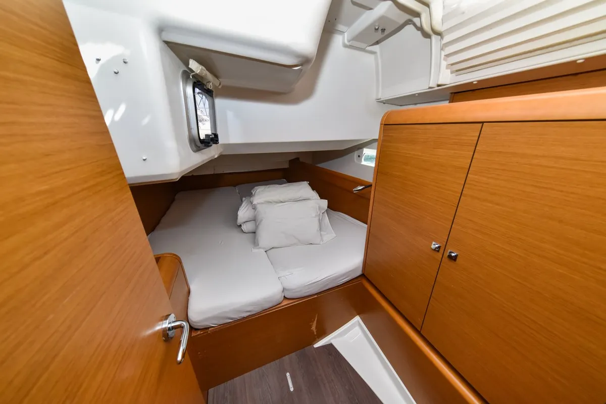Cabin on Pižulot, a Jeanneau Sun Odyssey 449 sailboat at Općina Sukošan, Croatia