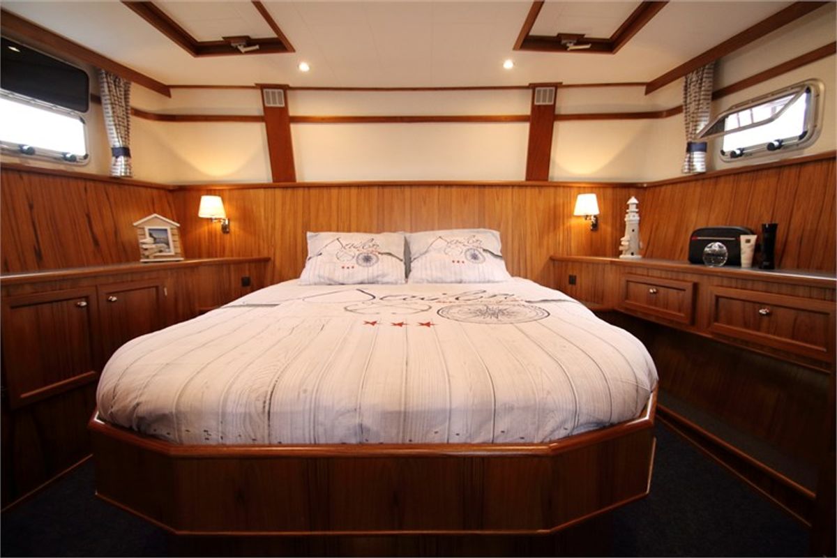 Cabin on Veroniek, a De Drait Kotterjacht 12.2 GL motorboat at Woudsend, Netherlands