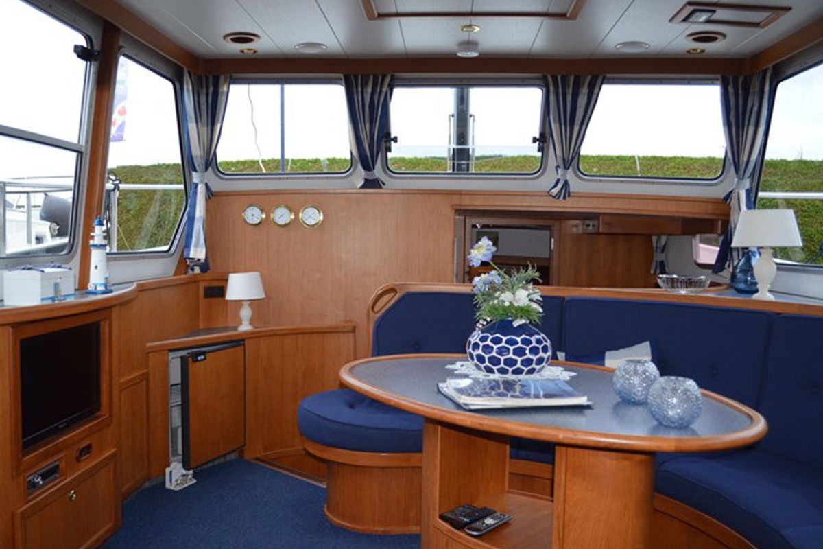 Salon of Veroniek, a De Drait Kotterjacht 12.2 GL motorboat at Woudsend, Netherlands