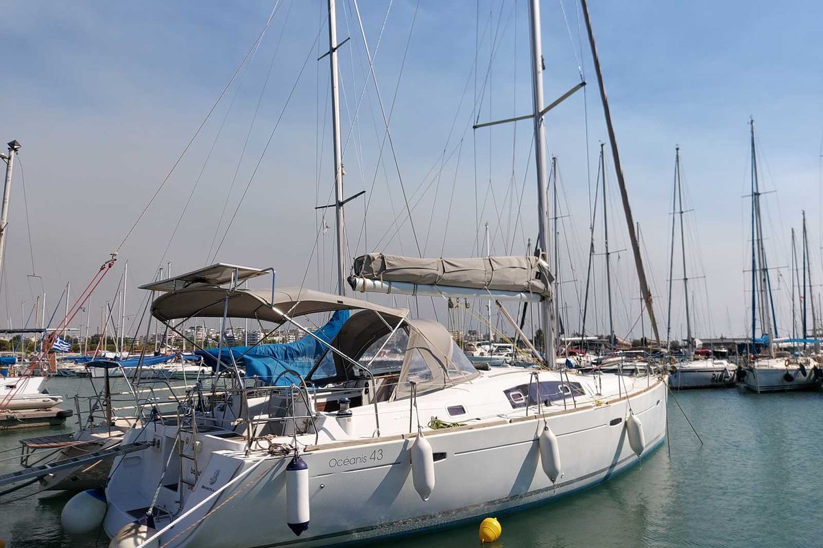 Exterior view of Onar, a Beneteau Oceanis 43 sailboat at Marina Delta Kallithea, Greece