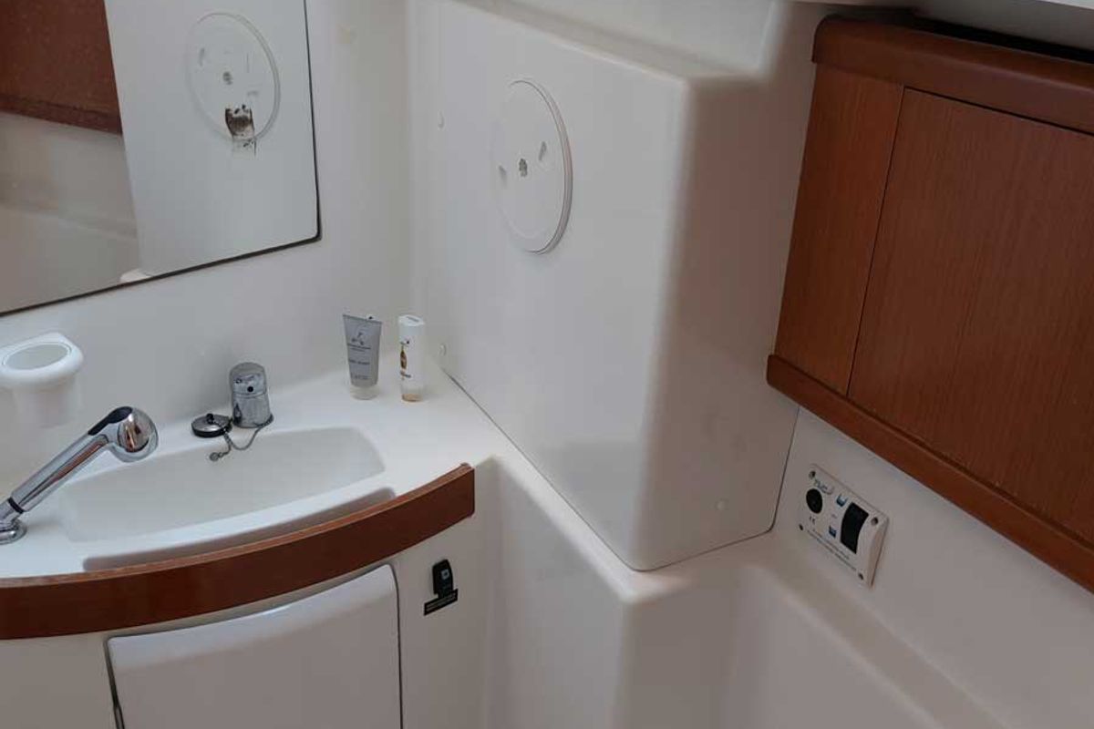 Head on Onar, a Beneteau Oceanis 43 sailboat at Marina Delta Kallithea, Greece