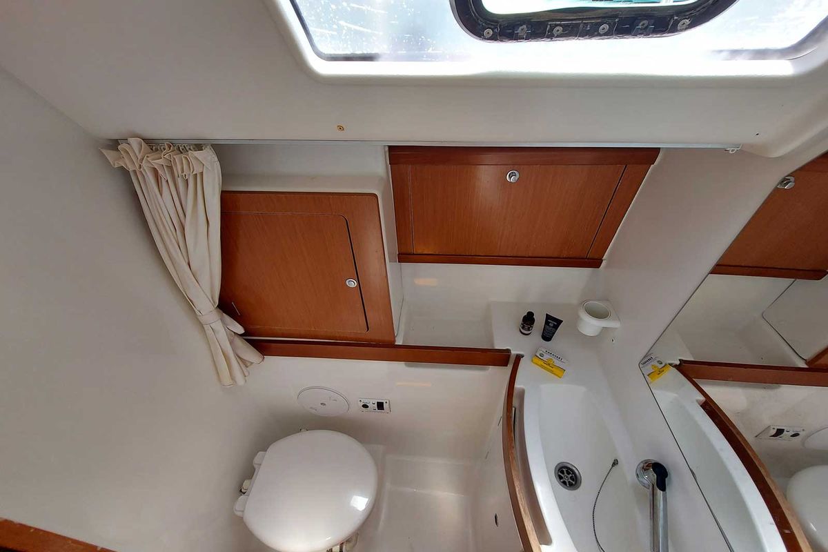 Head on Onar, a Beneteau Oceanis 43 sailboat at Marina Delta Kallithea, Greece