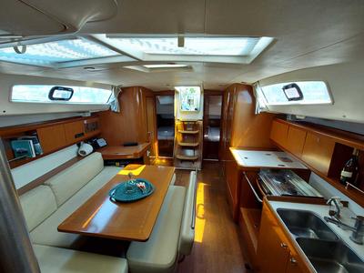 Salon of Onar, a Beneteau Oceanis 43 sailboat at Marina Delta Kallithea, Greece