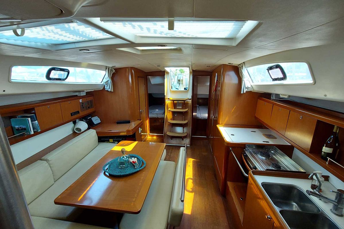 Salon of Onar, a Beneteau Oceanis 43 sailboat at Marina Delta Kallithea, Greece