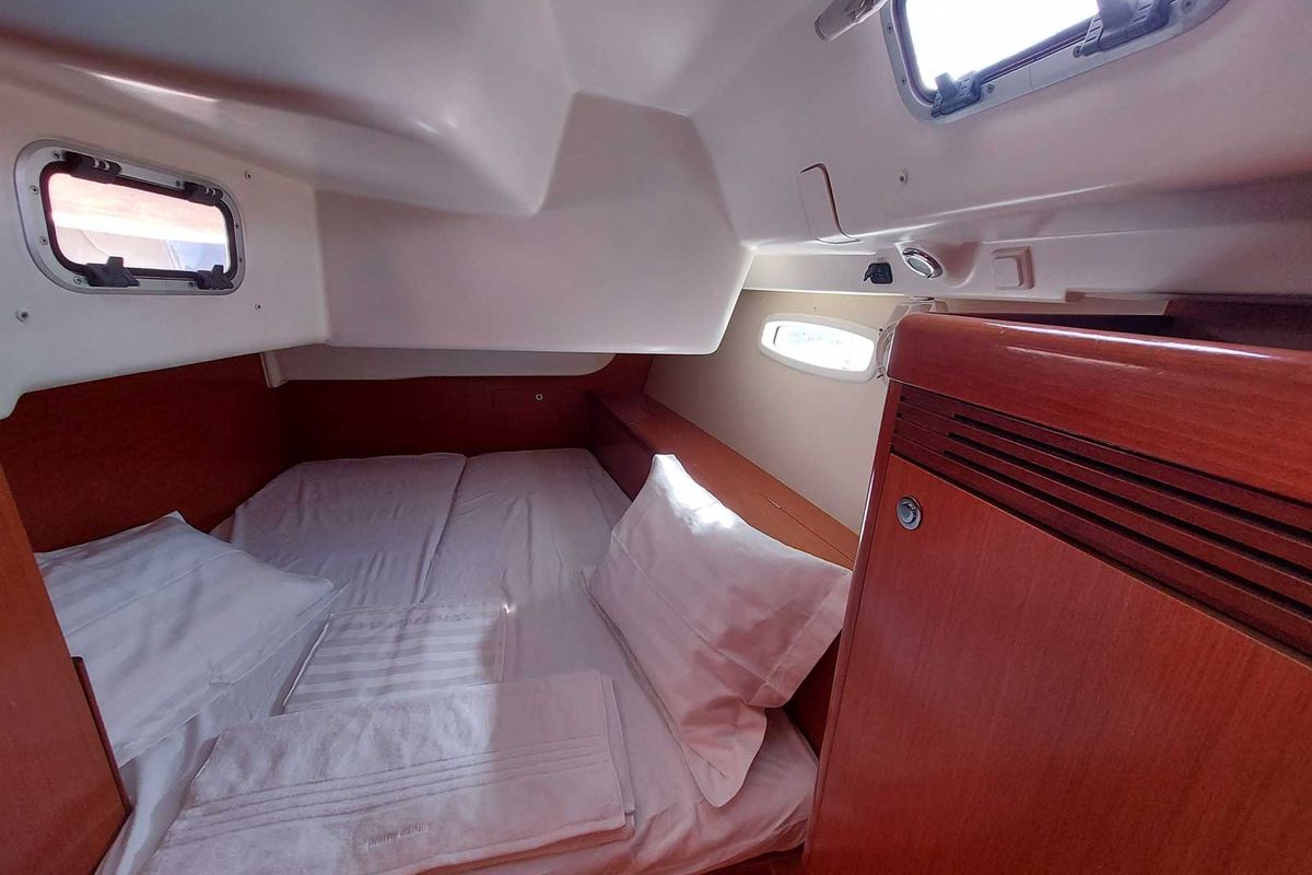 Cabin on Onar, a Beneteau Oceanis 43 sailboat at Marina Delta Kallithea, Greece