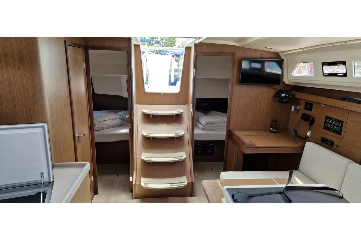 Salon of Sali, a Beneteau Oceanis 40.1 sailboat at Općina Medulin, Croatia