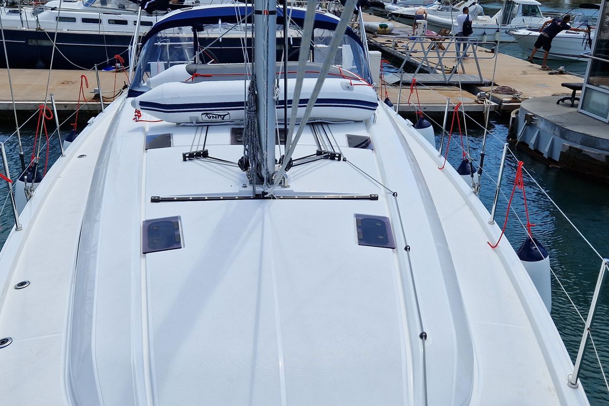 Deck of Sali, a Beneteau Oceanis 40.1 sailboat at Općina Medulin, Croatia