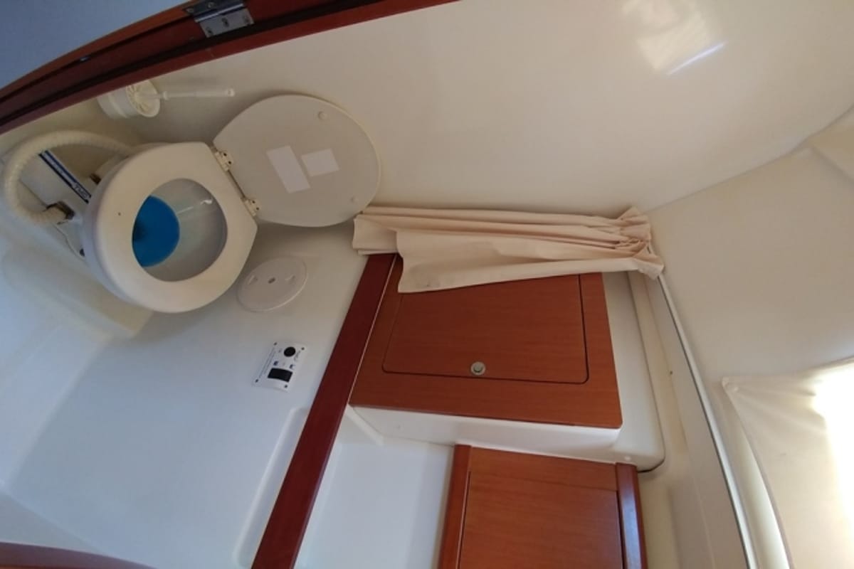 Head on Beluga, a Beneteau Oceanis 43 sailboat at Municipal Unit of Elefsina, Greece