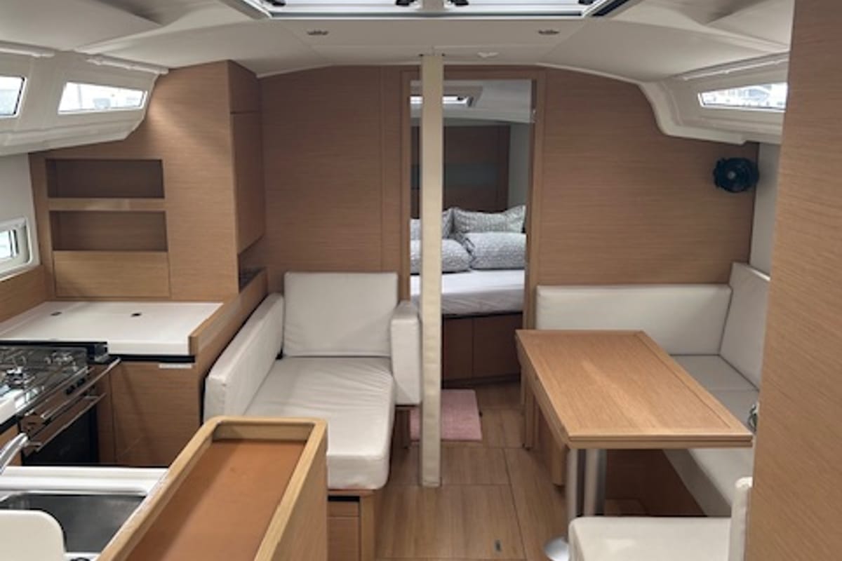 Salon of Tomeu, a Jeanneau Sun Odyssey 410 sailboat at Elephant Butte Estates, United States