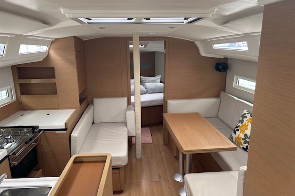 Salon of Tomeu, a Jeanneau Sun Odyssey 410 sailboat at Elephant Butte Estates, United States